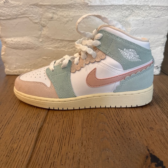 Girls Air Jordan 1 Mid SE (GS) - Picture 2 of 5